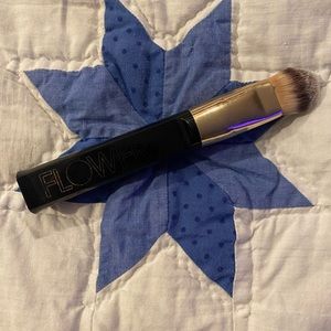 FLOWER make up brush